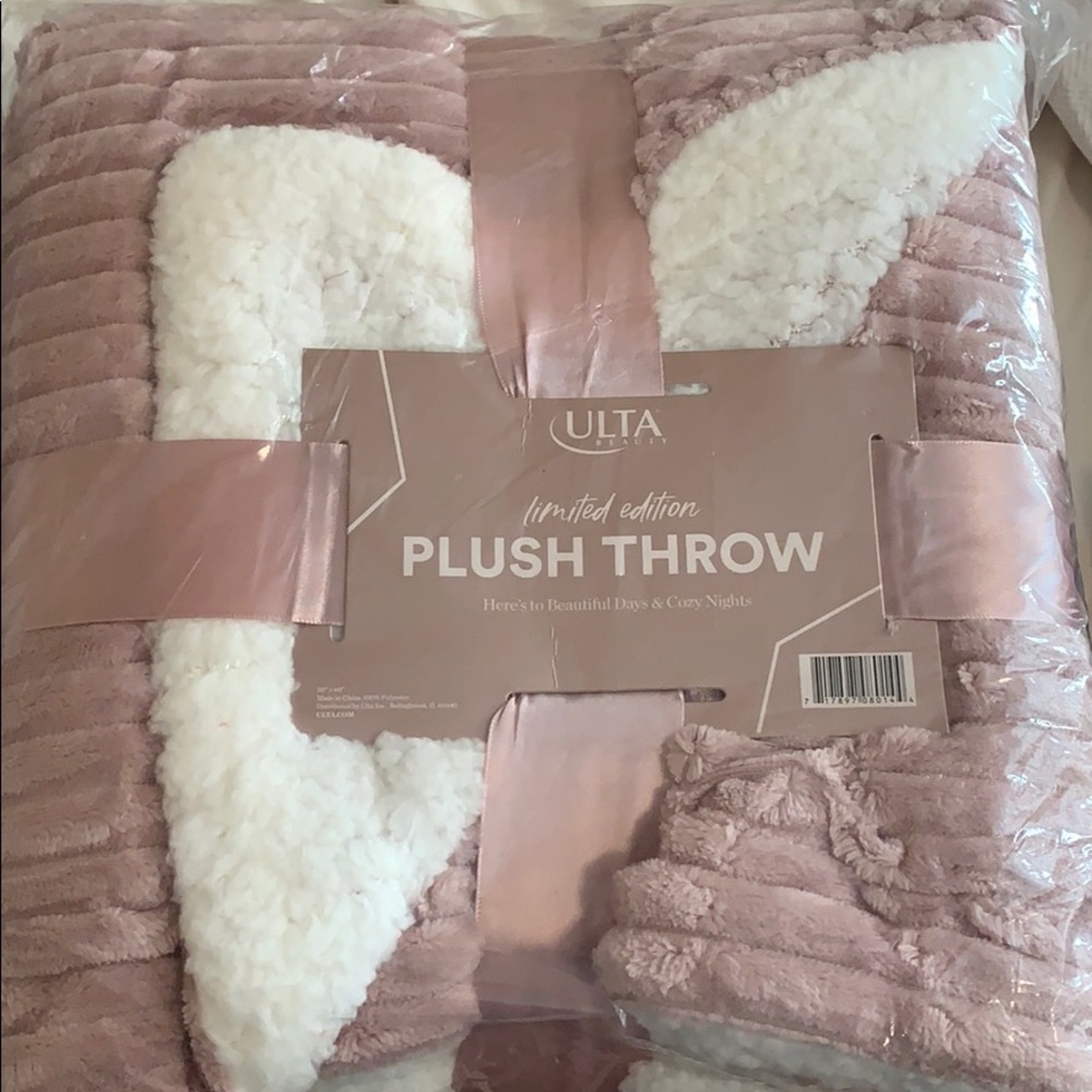 BRAND NEW BLANKET !!!!